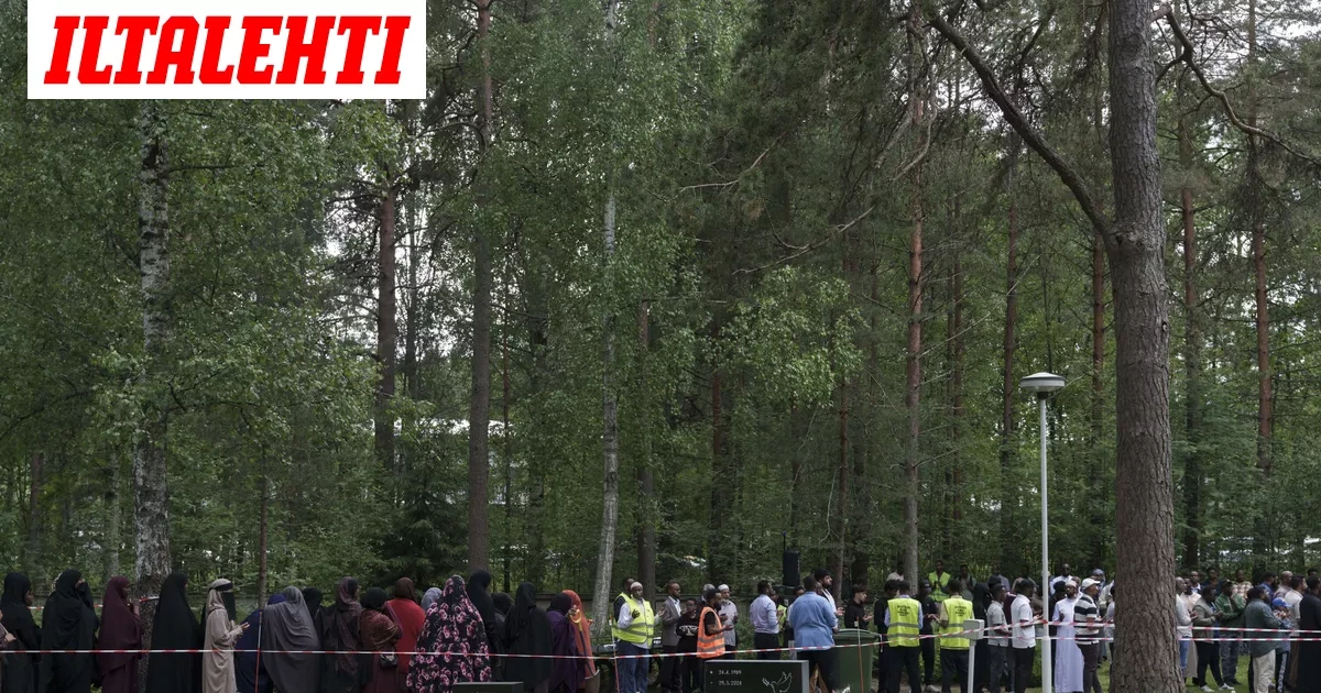 Sadat ihmiset saattelivat 7-vuotiaan pojan viimeiselle matkalleen: ”Tämä on vaikea paikka”