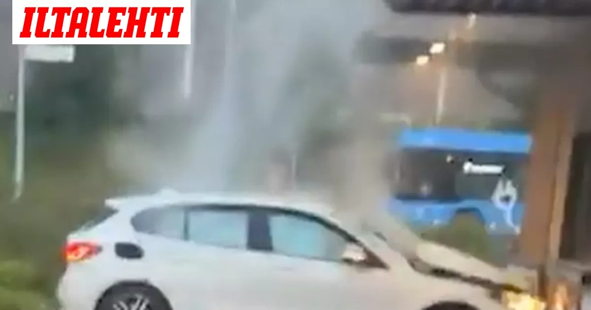 Auto rysäytti päin Mäkkärin seinää Helsingissä
