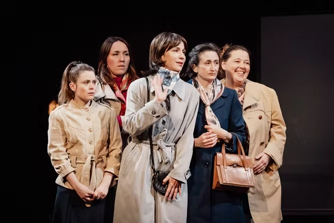 « Le Procès d’une vie », au Théâtre du Splendid, à Paris, pièce distinguée par trois Molières, retrace de manière didactique le procès de Bobigny