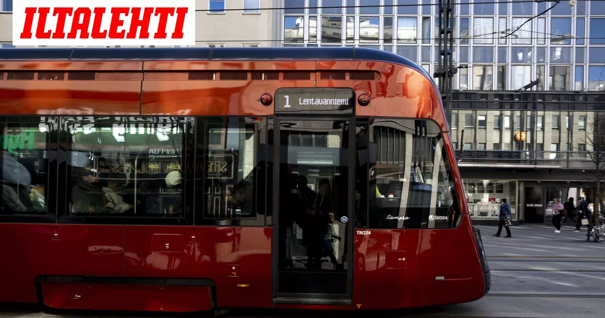 Poliisi epäilee: Nainen työnsi 70-vuotiaan miehen raitiovaunun alle