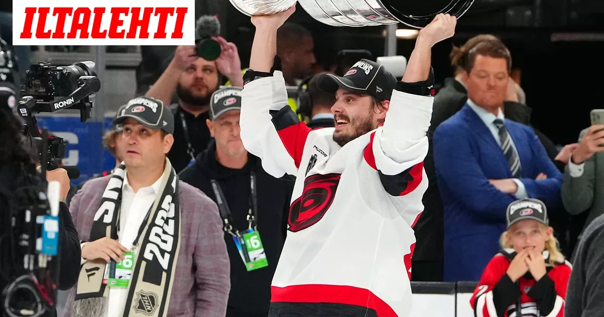 Sebastian Aho soitti Stanley Cup -juhlista Suomeen – Sitten oli naurussa pitelemistä: ”Täällä on... tuota”