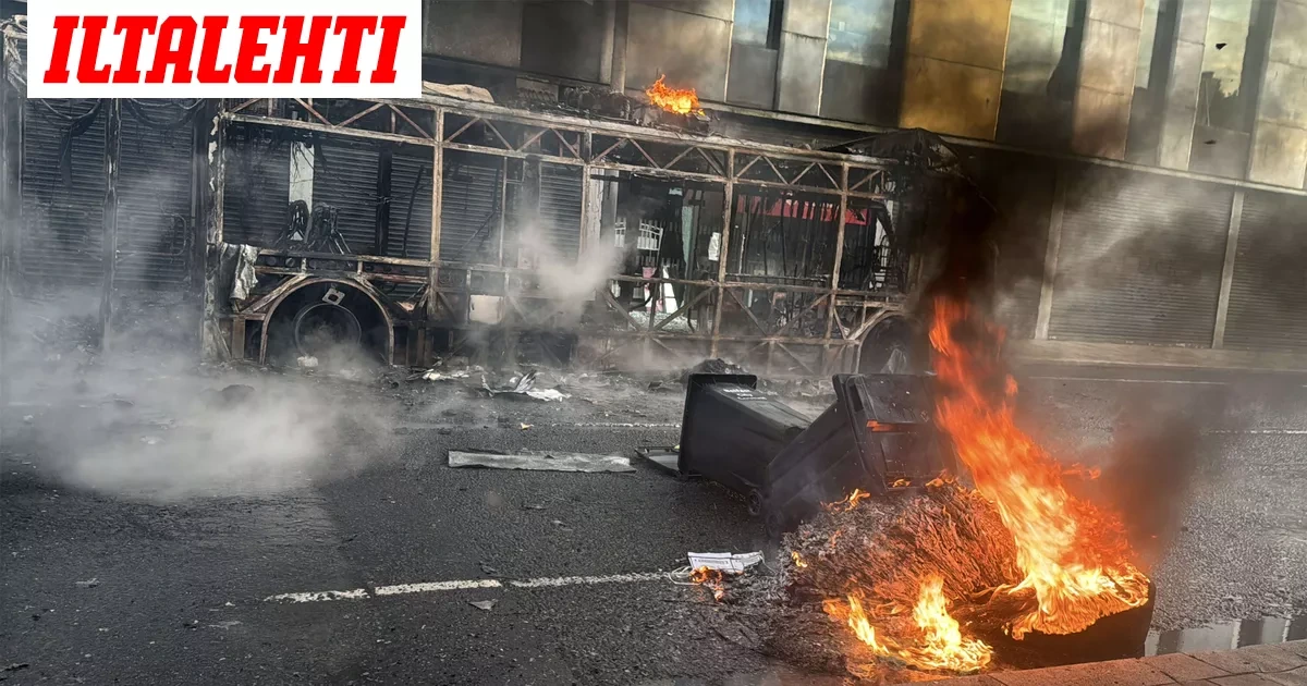 Belfast liekeissä – Video puukotuksesta aiheutti väkivaltaisia mielenosoituksia