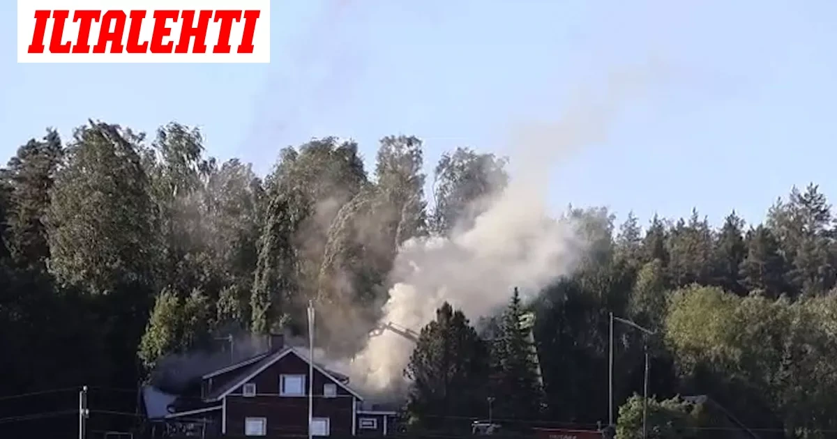 Video: Asuintalo palaa Sipoossa – Savua leviää ympäristöön