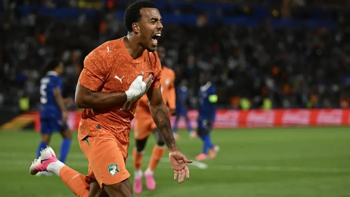 Uitblinkende broer van Paris Saint-Germain-smaakmaker Desire Doué velt Frankrijk, Franck Kessié beukt scheidsrechter omver