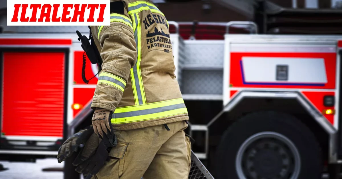 Hurja tilanne Oulussa: Kaksi kerrostaloa liekeissä – Poliisi tutkii rikoksia