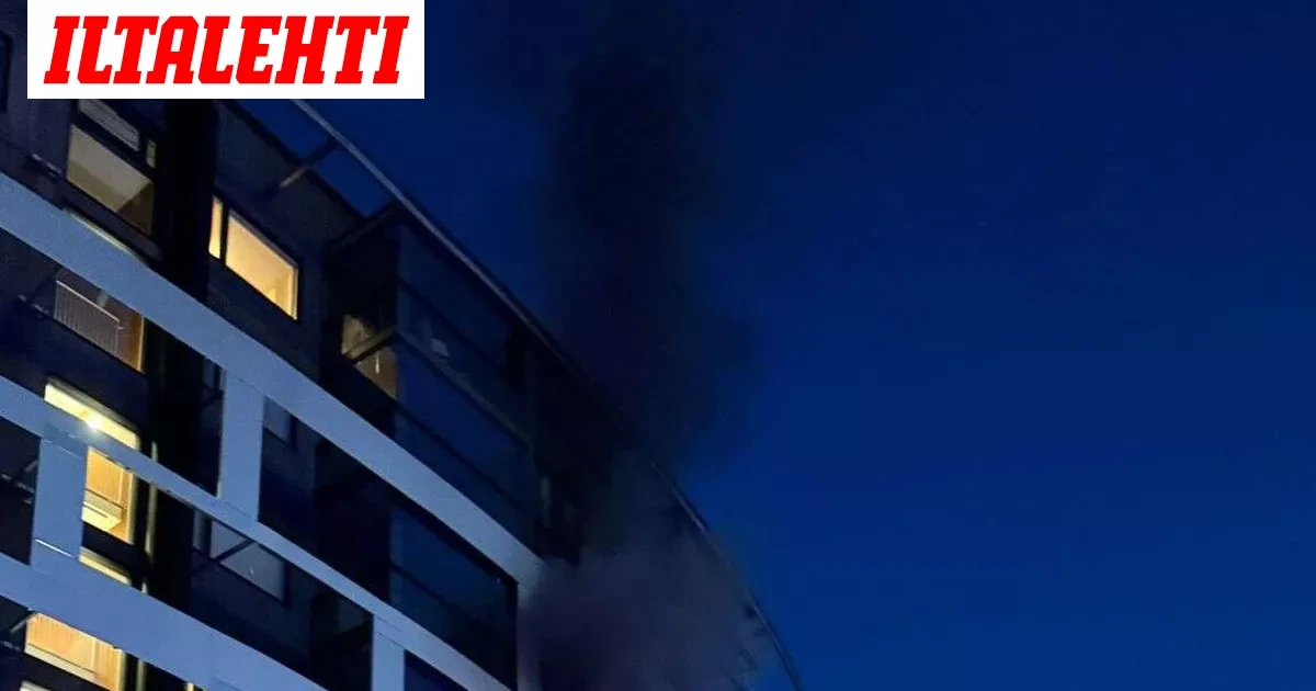 Vantaan Kivistössä kerrostaloasunnossa roihusi yöllä