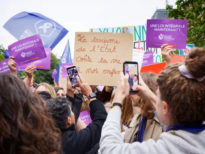 Mort de Lyhanna : de nouveaux rassemblements devant le ministère de la justice et les tribunaux ont eu lieu lundi soir