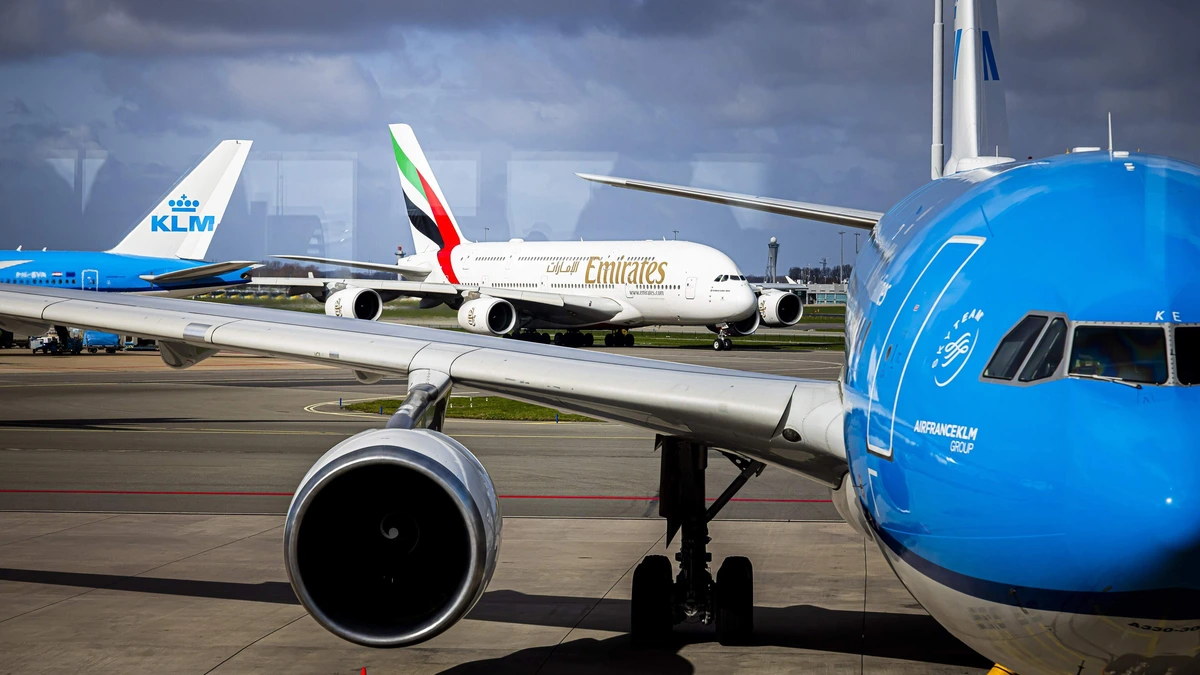 Europese luchtvaartsector waarschuwt Wopke Hoekstra voor nog duurdere tickets: ’Stop met uitbreiding uitstoottaks ETS’