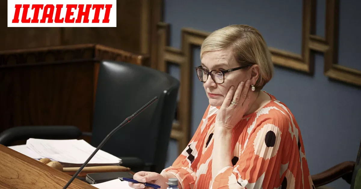 Alkoholikiista kuohuttaa eduskuntaa – Paula Risikolta kanta pöytään