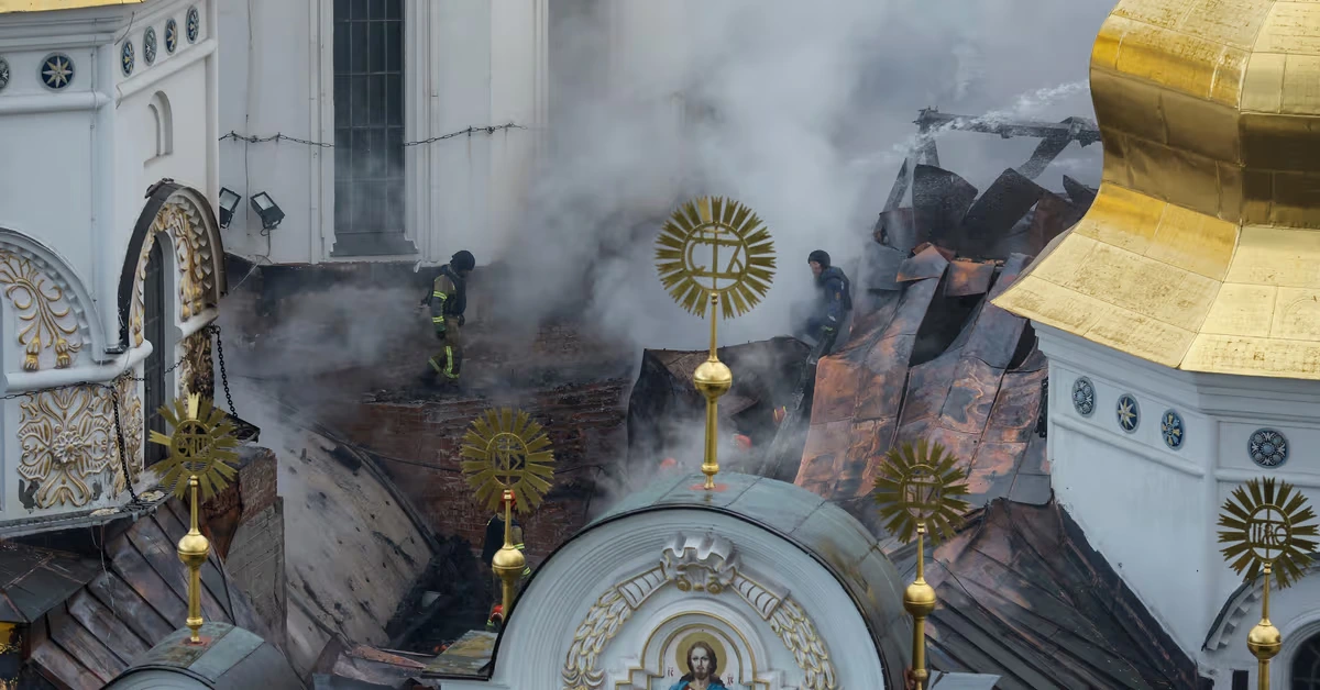 ”Ukrainan Notre-Dame” paloi Venäjän pommituksessa – kuvat näyttävät tuhon