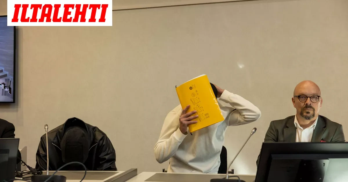 Nuoren naisen joukkoraiskauksesta syytetyt miehet peittelivät kasvojaan