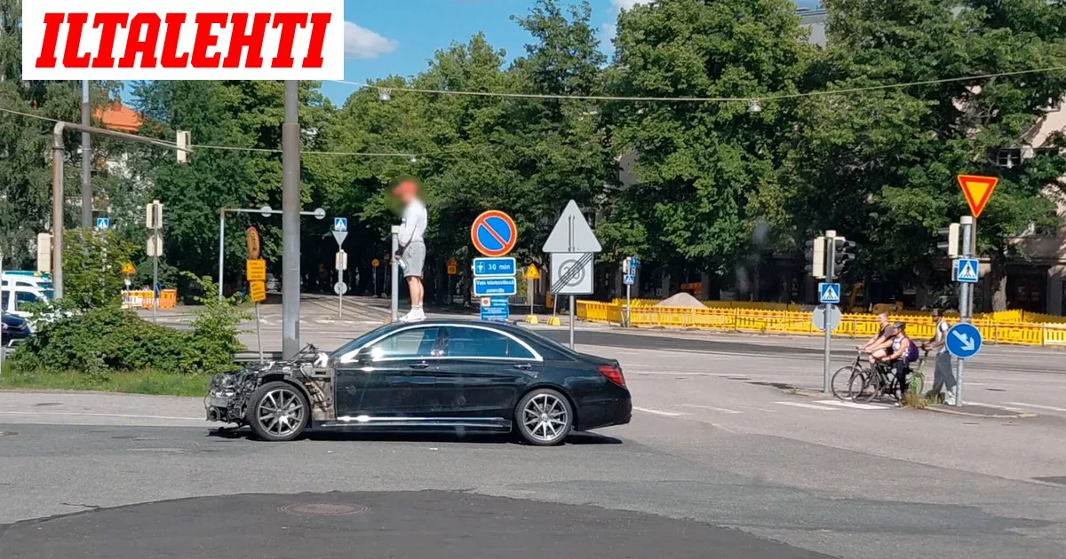 Romuttuneen Mersun katolla nyrkkeili mies: Poliisi vei pois