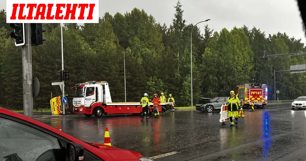 Potilasta kuljettanut ambulanssi lensi kyljelleen Oulussa – Yksi loukkaantui vakavasti
