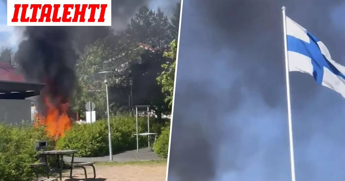 Raju autopalo roihuaa Oulussa