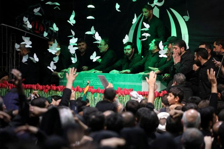 Irán envía un mensaje desafiante a Trump con un funeral colosal para el asesinado líder supremo Jamenei