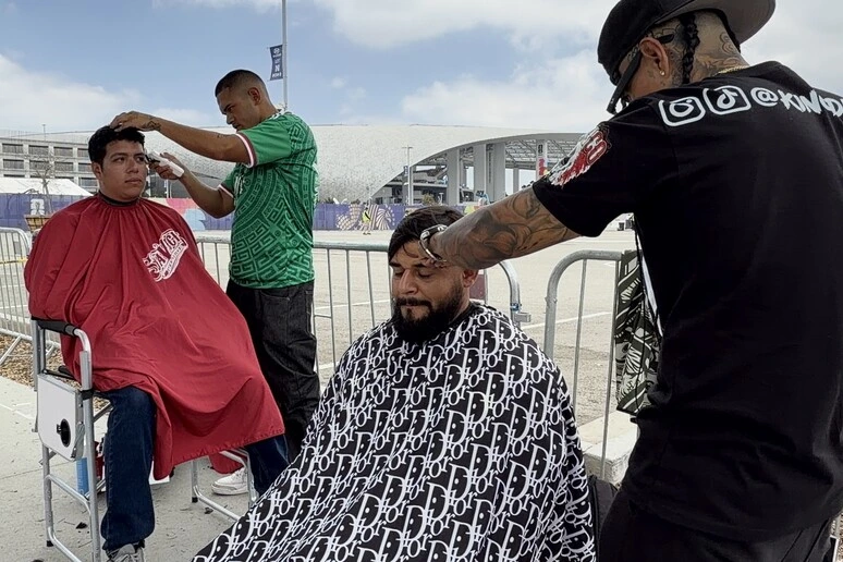 Mondiali: barbieri regalano tagli di capelli e sorrisi in stadio Los Angeles