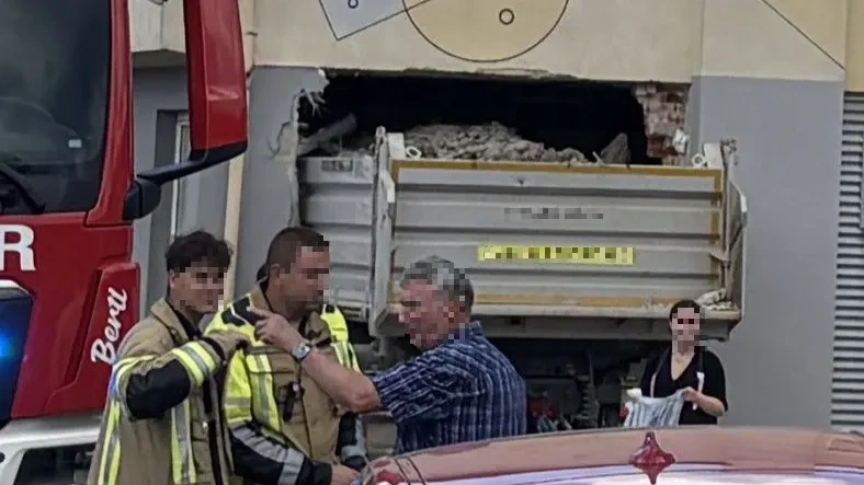 Lkw rast durch Wand in Friseursalon: Inhaberin tot, Kundinnen in Klinik