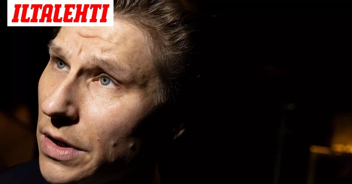 Antti Häkkänen nosti vedestä niin hirmuisen möllin, että siitä oli pakko ottaa kuva