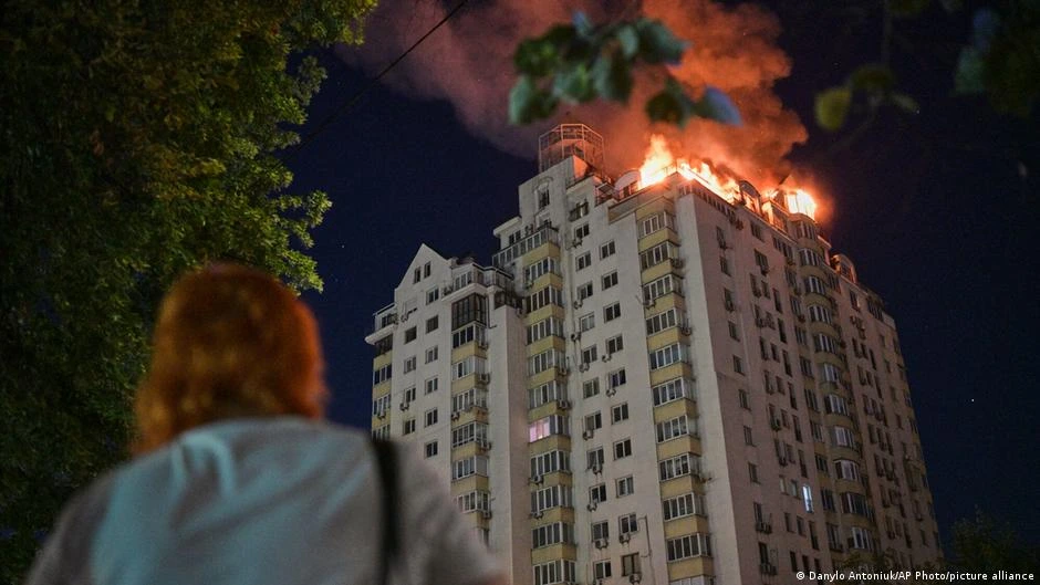 Suben a 25 los muertos por masivo ataque ruso contra Kiev