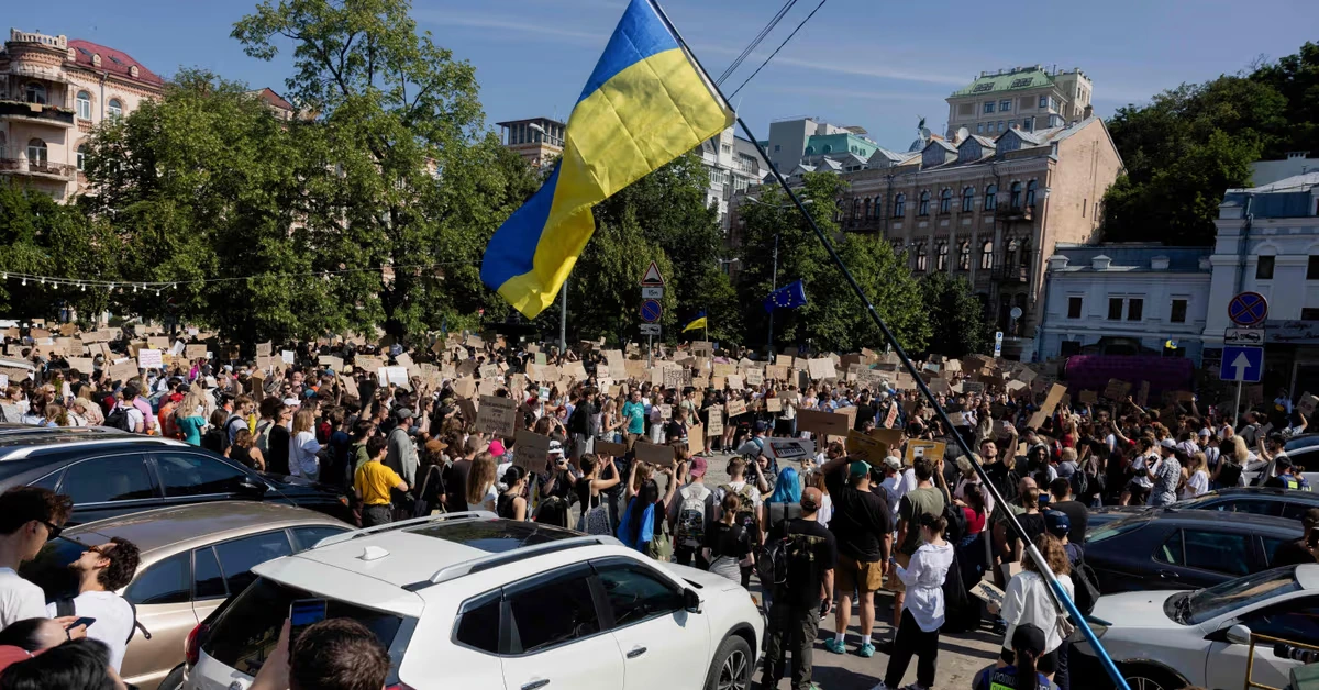 Analyysi: Ukrainalaiset marssivat erotetun puolustusministerin takia, koska pelissä voi olla voitto sodassa