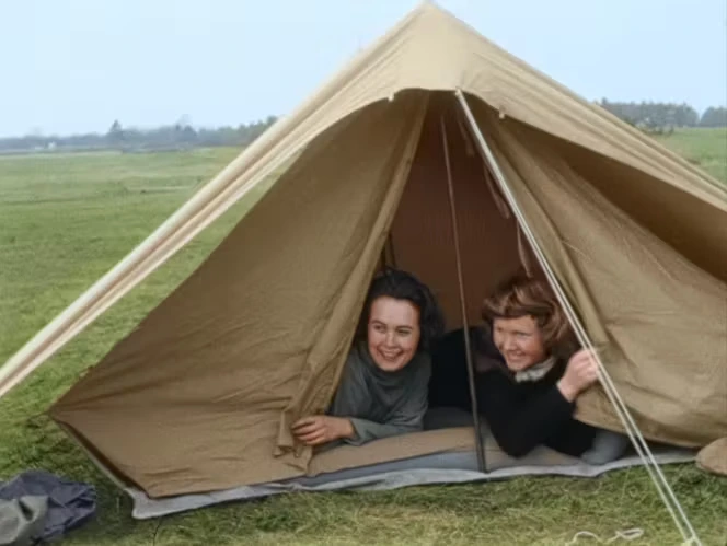« Le Camping. Un siècle de bonheur français », sur France.tv : histoire d’« une petite démocratie joyeuse où l’on partage vaisselle et pétanque »