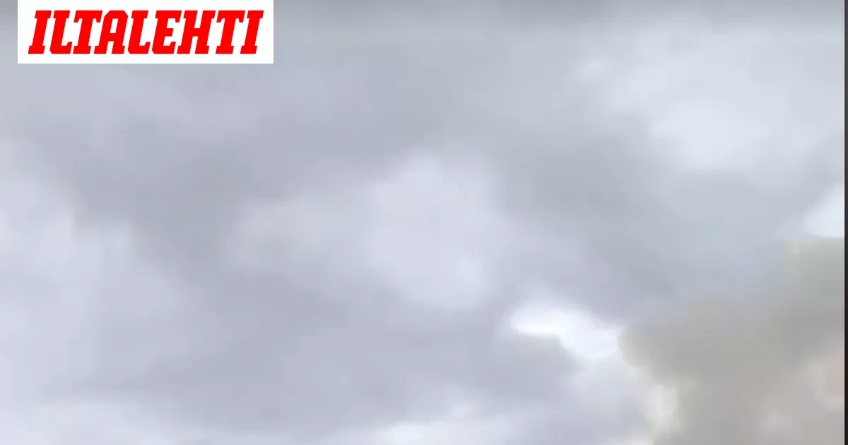Mäntsälässä autoliike ilmiliekeissä
