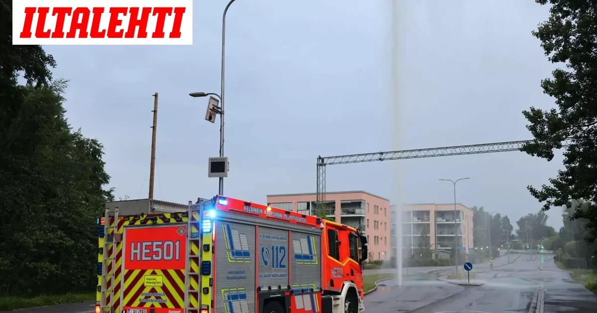 Kaukolämpöputki vuotaa Helsingissä – Valtava vesisuihku keskellä katua