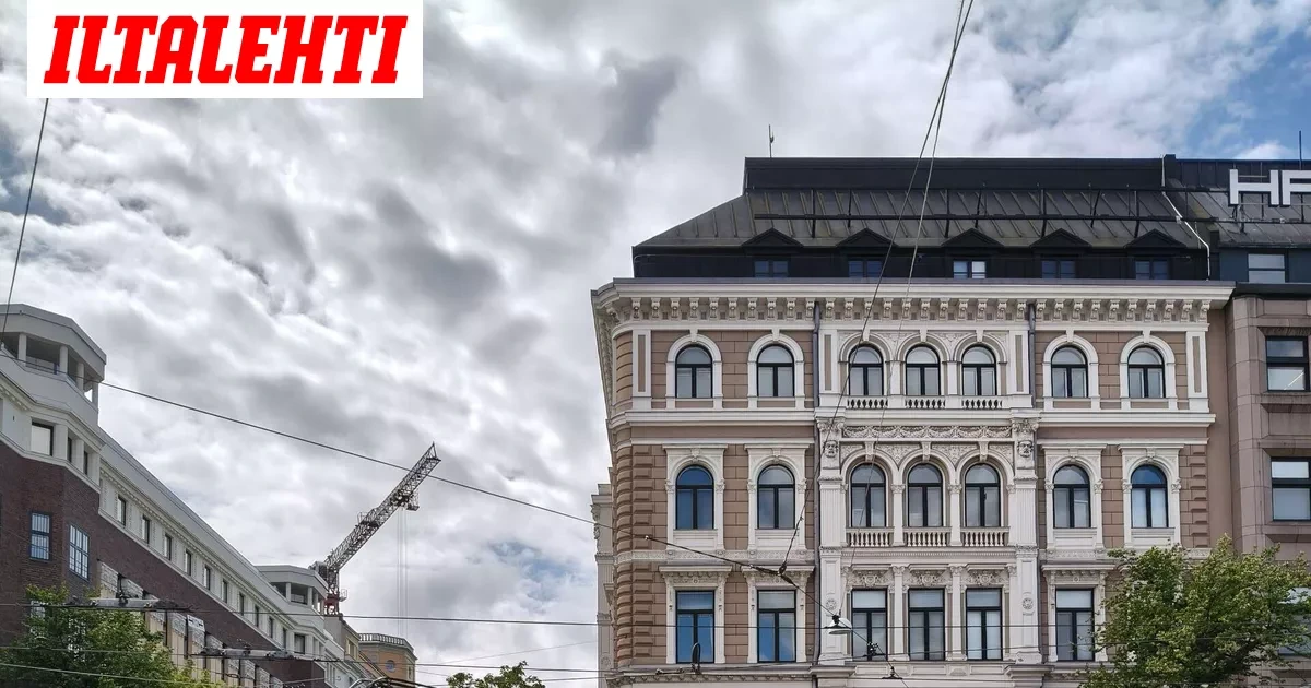 Raitiovaunu ja auto törmäsivät Helsingissä – Liikenne poikki