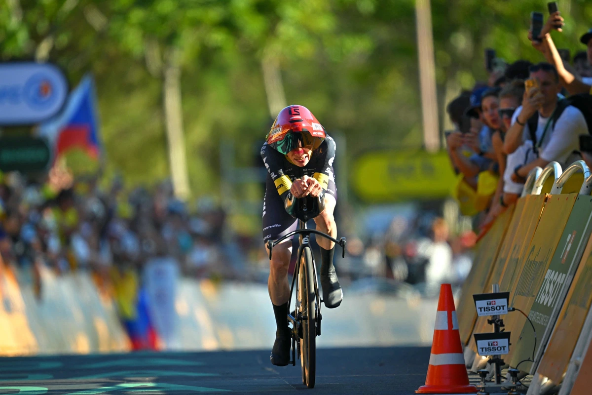 Visma vuela por las calles de Barcelona y Vingegaard es el primer líder del Tour