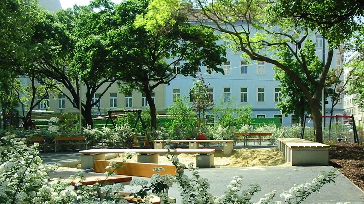 In Wiener Park: 12-Jähriger sticht Teenager nieder und darf heim