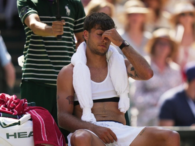 Cobolli e la giornata no a Wimbledon: gioco passivo-aggressivo, le liti con il padre. «Non sono stato umile»