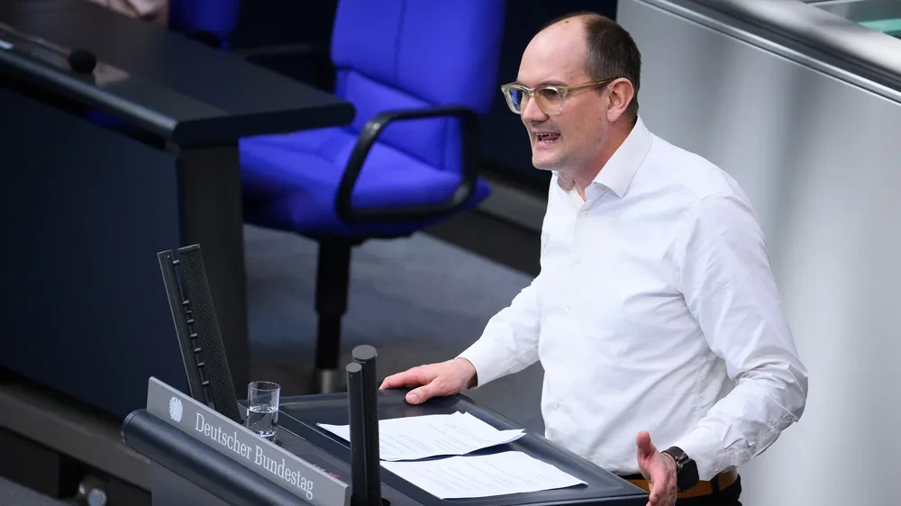 Janosch Dahmen meldet sich als Reservist bei der Bundeswehr