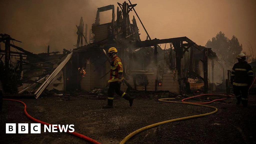 France orders evacuation of peninsula as hundreds flee wildfires by boat