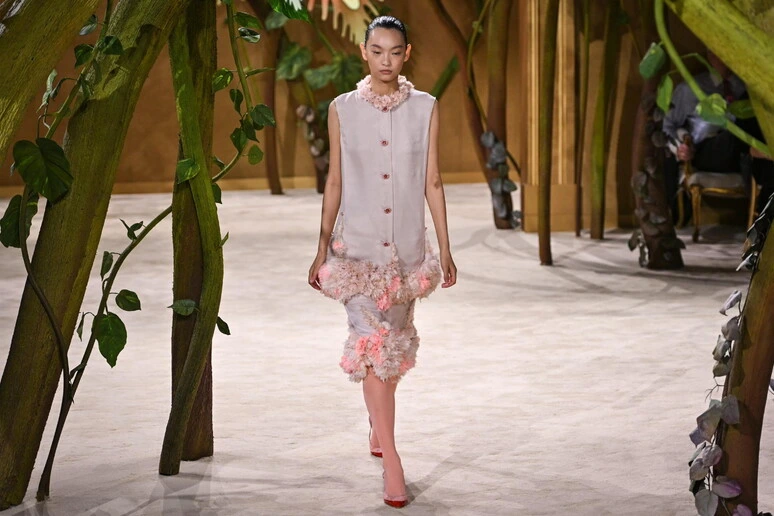 Le fate di Chanel sfilano al Grand Palais di Parigi / GUARDA LA GALLERY