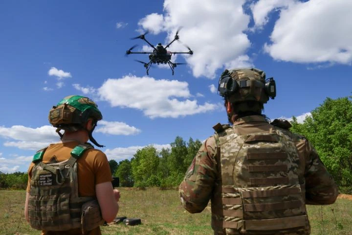 Ucrania entrena en 'la casa de la muerte' a sus futuros pilotos de drones con cursos por 150 euros: "Lo más difícil es volar muy despacio o mantenerse suspendido en el aire"