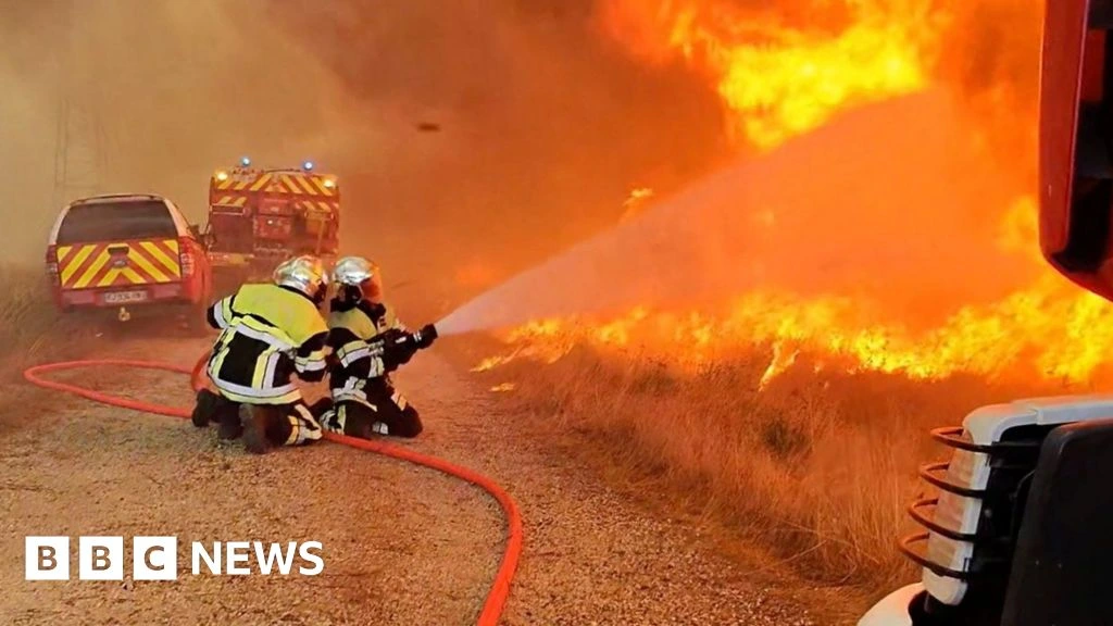 Wildfires in south-west France flare up as region braces for new 40C heatwave