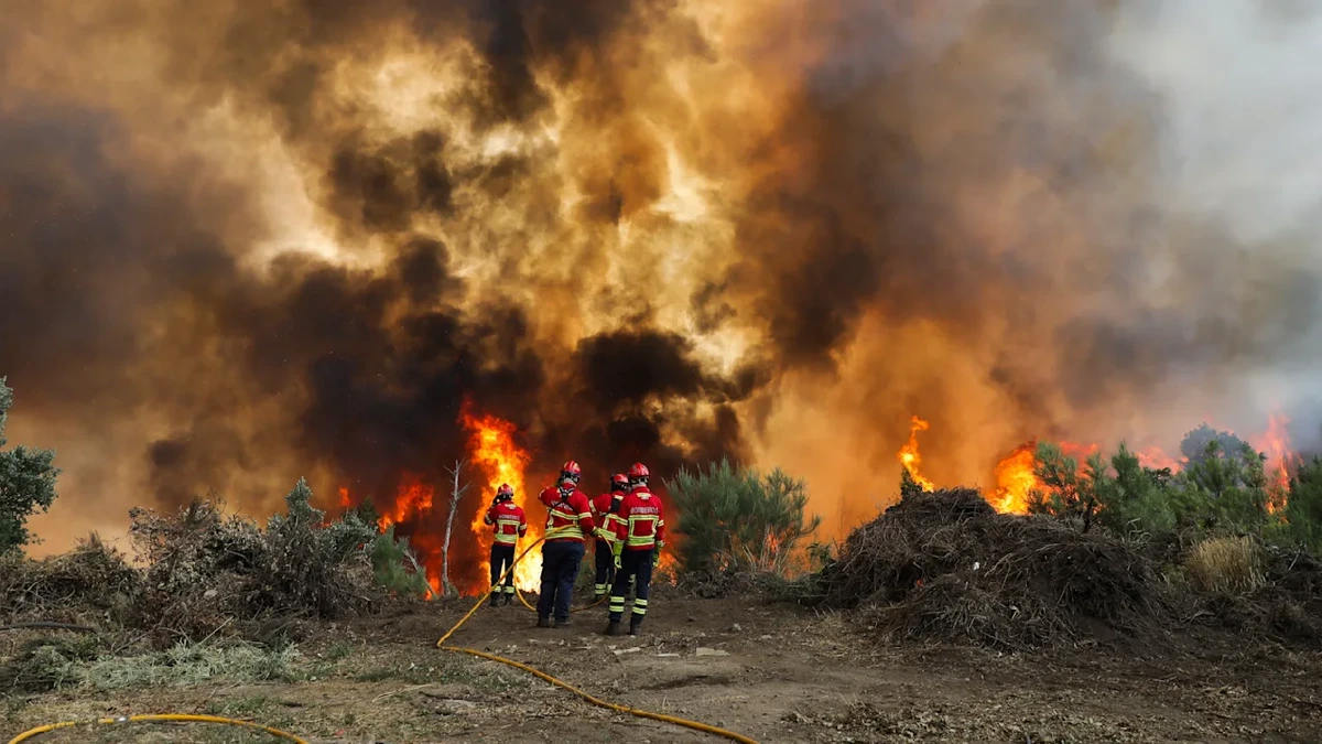 Hitzewelle treibt Feuer an: Süd-Europa in Flammen!