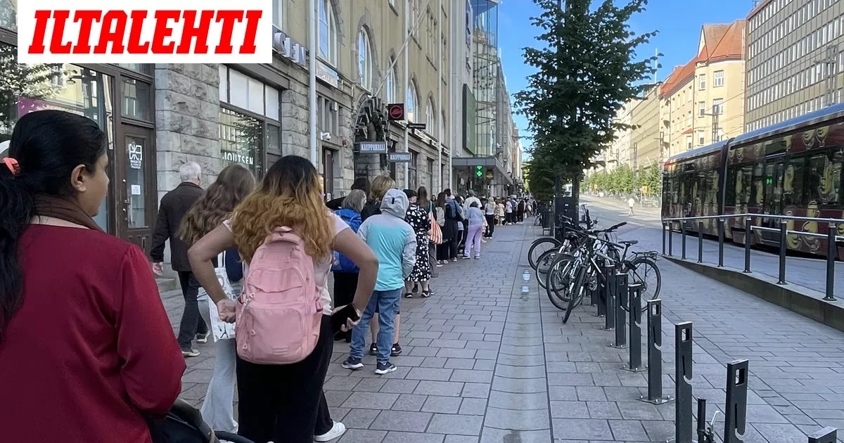 Tampereen keskustassa valtava jono – Anna, 17, kertoo, miten jonottajat palkittiin