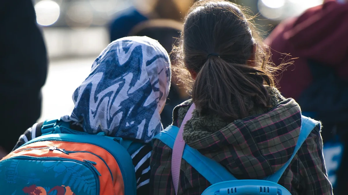 Kopftuchverbot in Österreich: Bauer verhängt Bußgelder und neues Integrationsgesetz