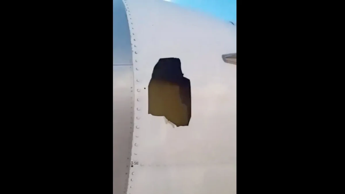 Passagier fast aus Maschine gesogen: Zerstörte ein Triebwerksteil das Ryanair-Fenster?