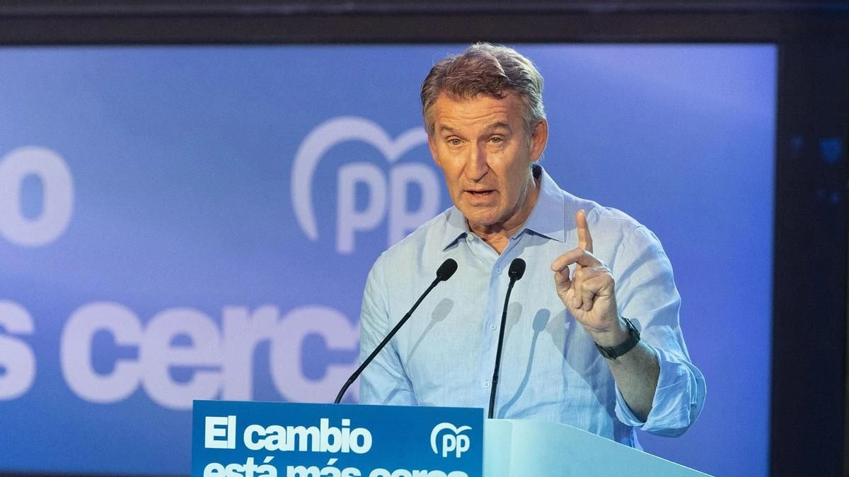 Feijóo se dice “orgulloso” de los pactos con Vox pero se borra de las tomas de posesión de sus barones
