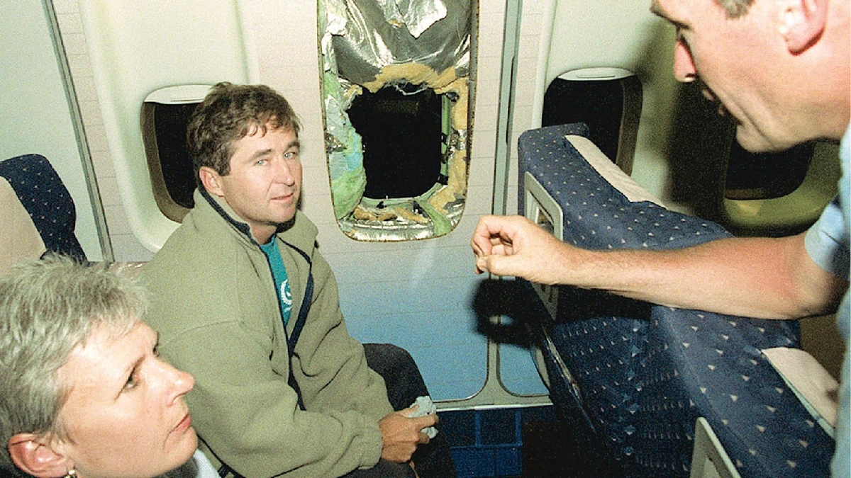BILD-Reporter war 1999 dabei: So fühlt man, wenn im Flieger das Fenster platzt