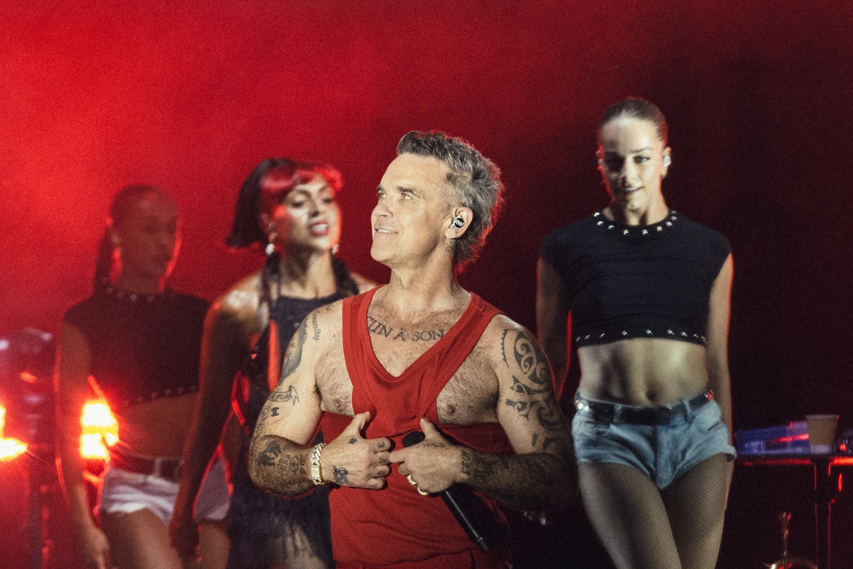Robbie Williams se corona con un espectáculo total de grandes éxitos suyos y prestados