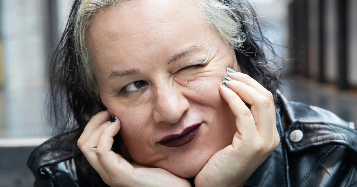Kirjastossa jonotetaan esikoiskirjaa, jota myös Pedro Almodóvar fanittaa