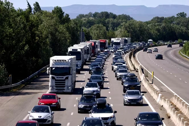 Départs en vacances : plus de 420 kilomètres de bouchons recensés à 10 heures ; la journée de samedi classée noire, sur fond de canicule
