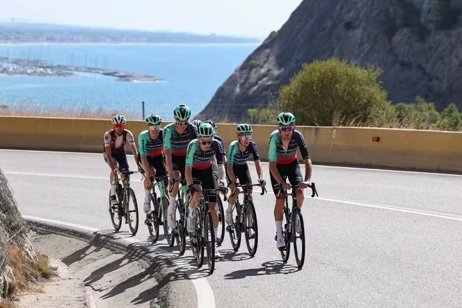 Tour de France : l’équipe Decathlon-CMA CGM « soudée » autour de Paul Seixas, mais loin des armadas de Tadej Pogacar et de Jonas Vingegaard
