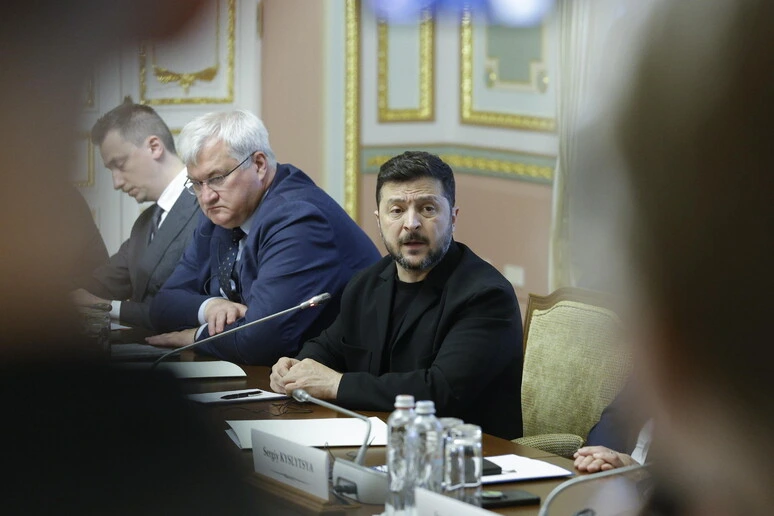 Zelensky, 'primi al mondo contro i droni, meritiamo la Nato'
