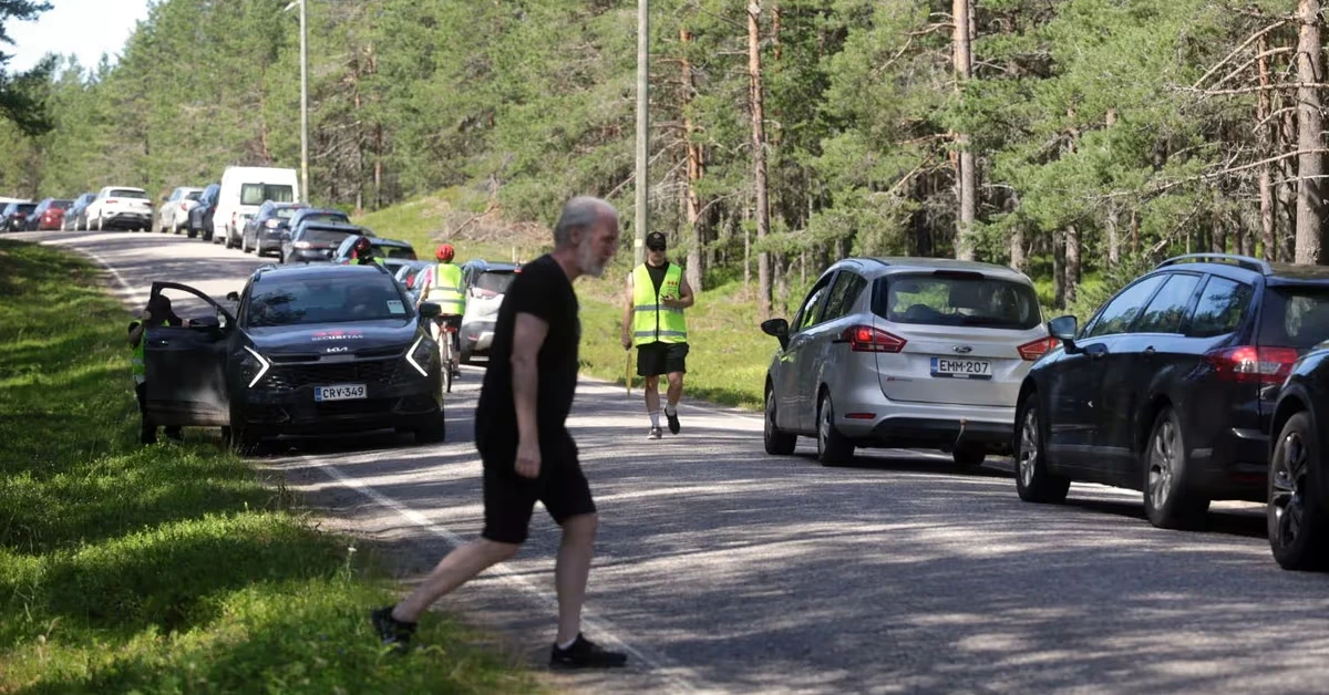 Bättre Folk -alue on täpötäynnä autoja Hailuodossa – pelättyä sillan tuomaa liikennekaaosta ei ole silti koettu
