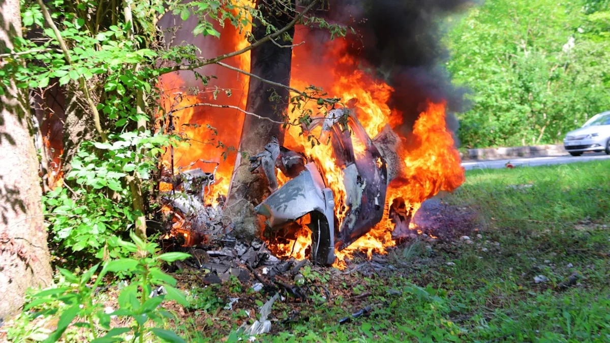 Schwerer Unfall in Bayern: Auto kracht gegen Baum, eine Person verbrennt im Wrack