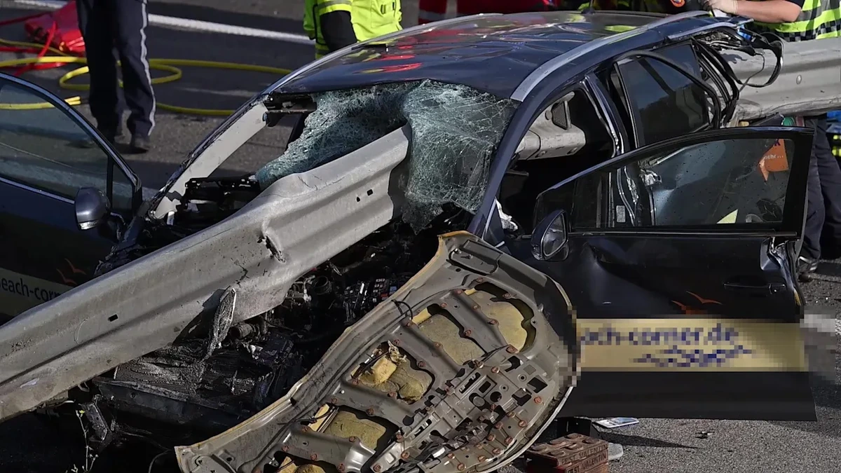 Unfall in Österreich: 2 Tote! Leitplanke bohrt sich quer durch Auto